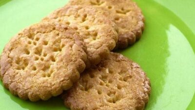 Песочное печенье с молоком на сковороде