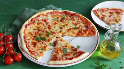 Пицца Маргарита с моцареллой и помидорами в духовке