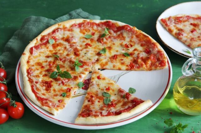Пицца Маргарита с моцареллой и помидорами в духовке