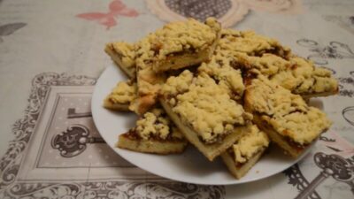 Тертый пирог с вареньем и грецкими орехами