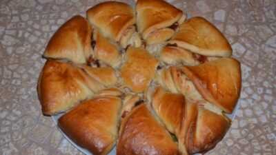 Дрожжевой пирог с клубничным вареньем в духовке