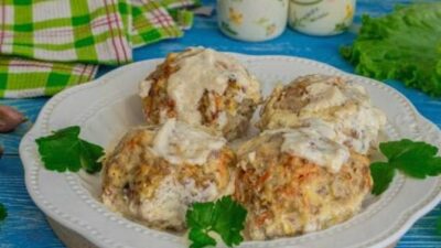 Гречаники с куриным фаршем в сметанном соусе