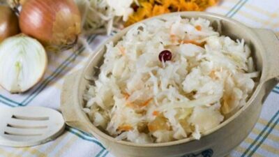 Маринад для капусты с изюмом и яблоками