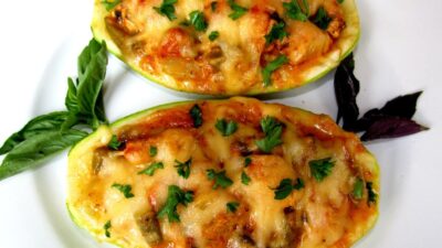 Фаршированные кабачки с рисом, грибами и овощами
