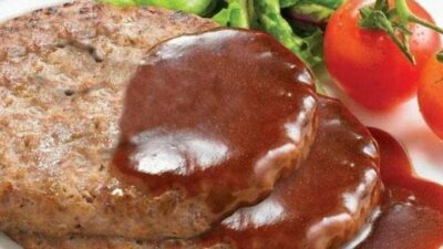 Бифштекс из говяжьего фарша с зеленым луком