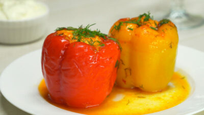 Фаршированные перцы с картофельным пюре и горошком