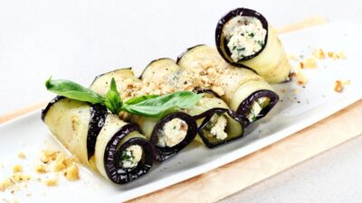 Баклажанные рулетики с сыром, яйцами и чесноком