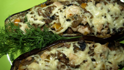 Баклажанные лодочки с грибами и овощами