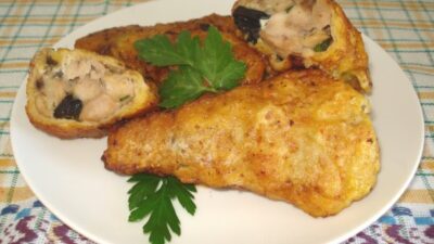 Фаршированные окорочка с черносливом и яблоками на сковороде