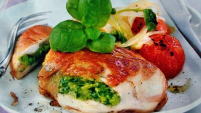 Фаршированное куриное филе с сыром и шпинатом