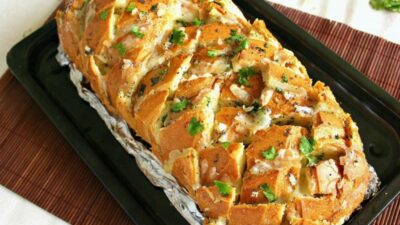 Фаршированный батон с сосисками в духовке