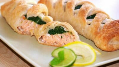Фаршированный батон с рыбными консервами и яйцами