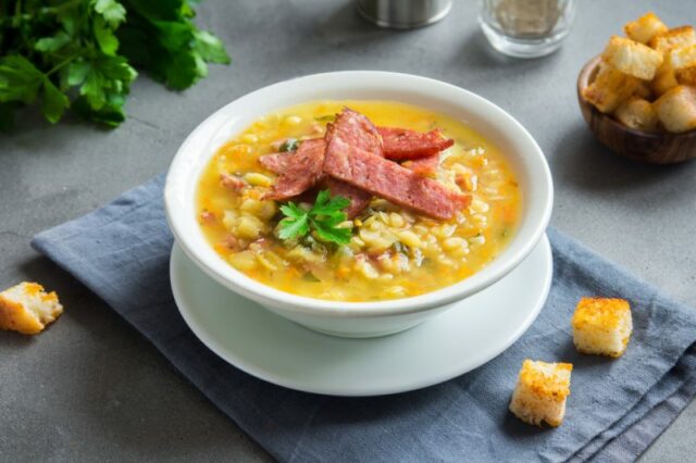 Гороховый суп с копченостями, картошкой и зеленью