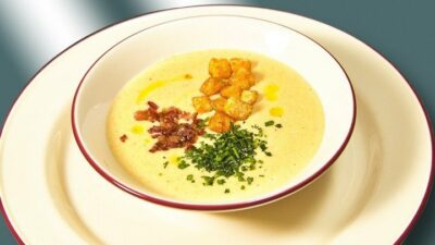 Гороховый крем-суп с чесночными крутонами