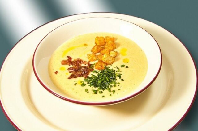 Гороховый крем-суп с чесночными крутонами