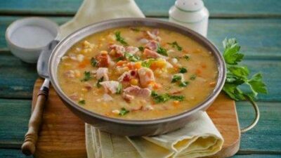 Гороховый суп с курицей, копченостями и овощами