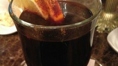 Горячий черносмородиновый сок с травяным Рижским бальзамом