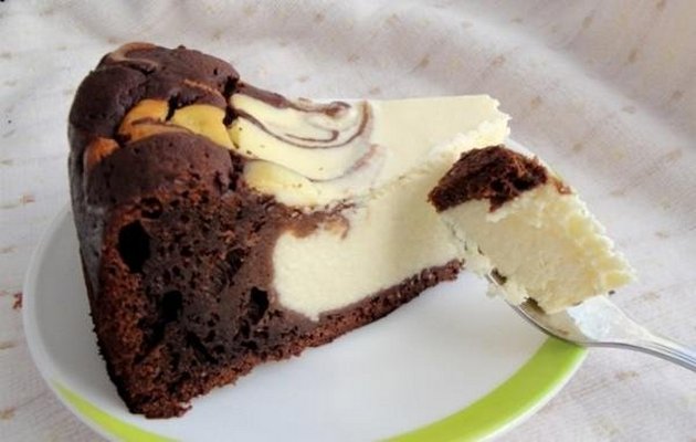 Шоколадный пирог на сметане с творожной начинкой