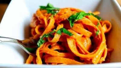 Фетучини в сливочно-томатном соусе с сыром