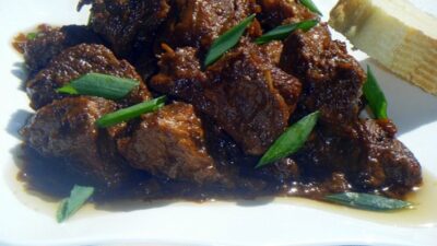 Говядина с луковой подливой по-еврейски