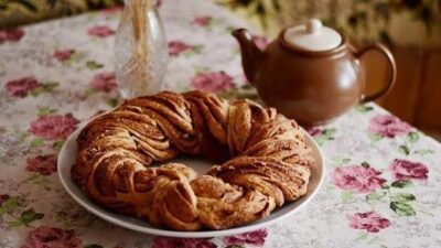 Крендель с корицей и грецкими орехами