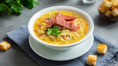 Перлово-гороховый суп с беконом и сельдереем