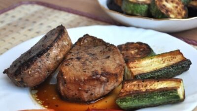 Медальоны из яблочка говядины с овощной заправкой