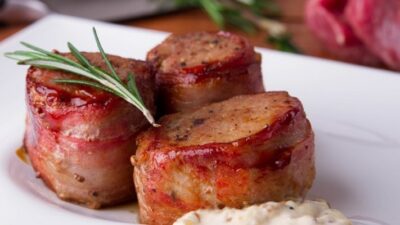 Говяжьи медальоны с беконом в медовом маринаде