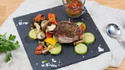 Медальоны из говядины с грибами и овощами