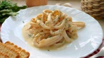 Кальмары в сливочном соусе на скорую руку
