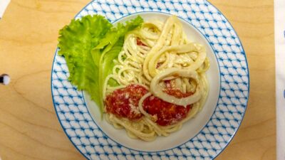 Кальмары в сливочном соусе с помидорами черри