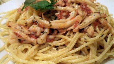 Кальмары в сливочном соусе с помидорами черри и маслинами