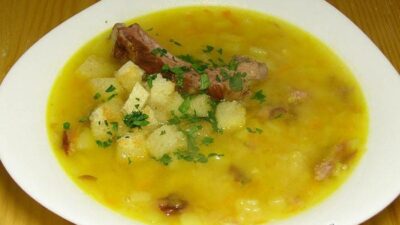 Гороховый суп с картофелем и копчеными ребрышками