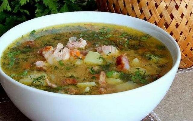 Гороховый суп с овощами на курином бульоне в мультиварке