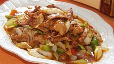 Тушеная баранина с уксусом и луком