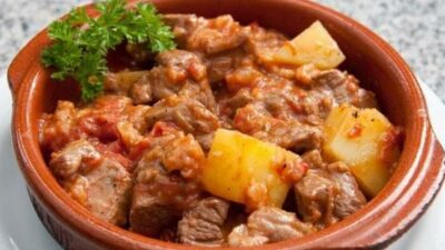 Пряная баранина с картофелем и чесноком