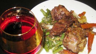 Баранина в вине со сливочным соусом