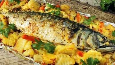 Запеченная скумбрия целиком с картофелем