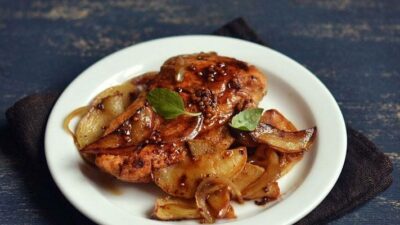 Куриные грудки с яблоками в микроволновке