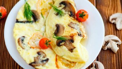 Омлет с грибами и горошком на пару