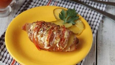 Картошка-гармошка с сырокопченым беконом