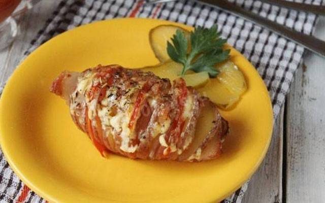 Картошка-гармошка с сырокопченым беконом