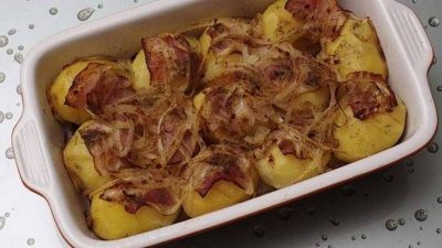 Картошка со свежим беконом в духовке