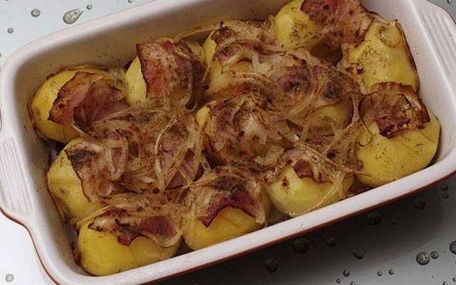 Картошка со свежим беконом в духовке
