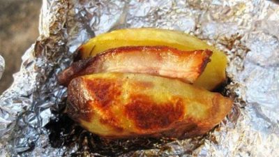 Картошка с беконом и чесноком в фольге