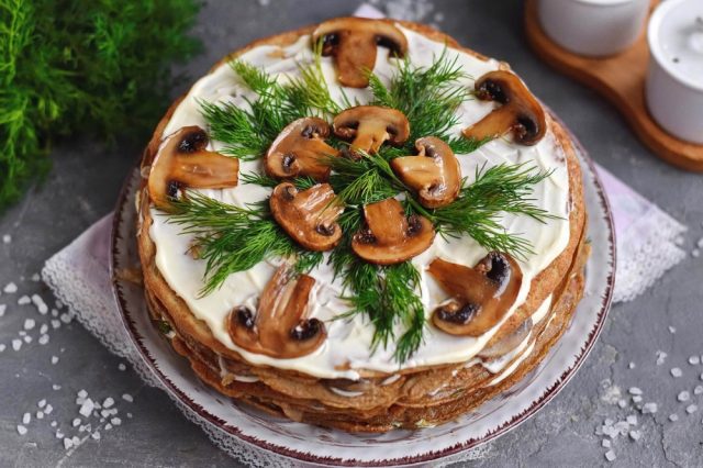 Торт из печени с грибами и зеленью