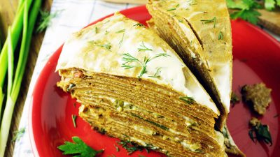 Блинный торт с начинкой из печени трески