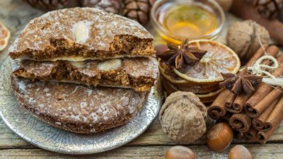 Медовые пряники с корицей в сахарной глазури