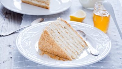 Нежный медовик с заварным кремом и грецкими орехами