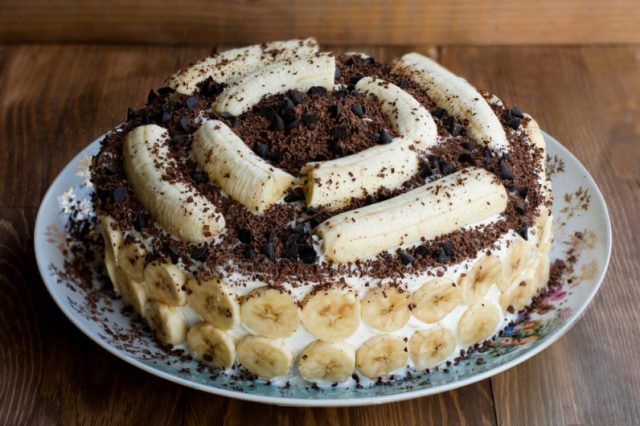 Торт из пряников и бананов со сметанным кремом без выпечки